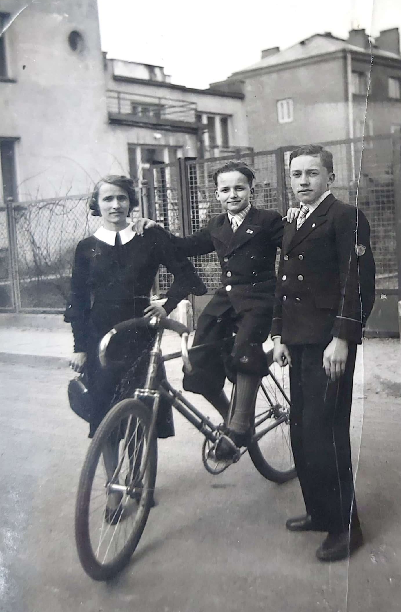 Ciocia Hela z synami na Bielanach jeszcze przed wojną Ciocia Hela z synami na Bielanach jeszcze przed wojną