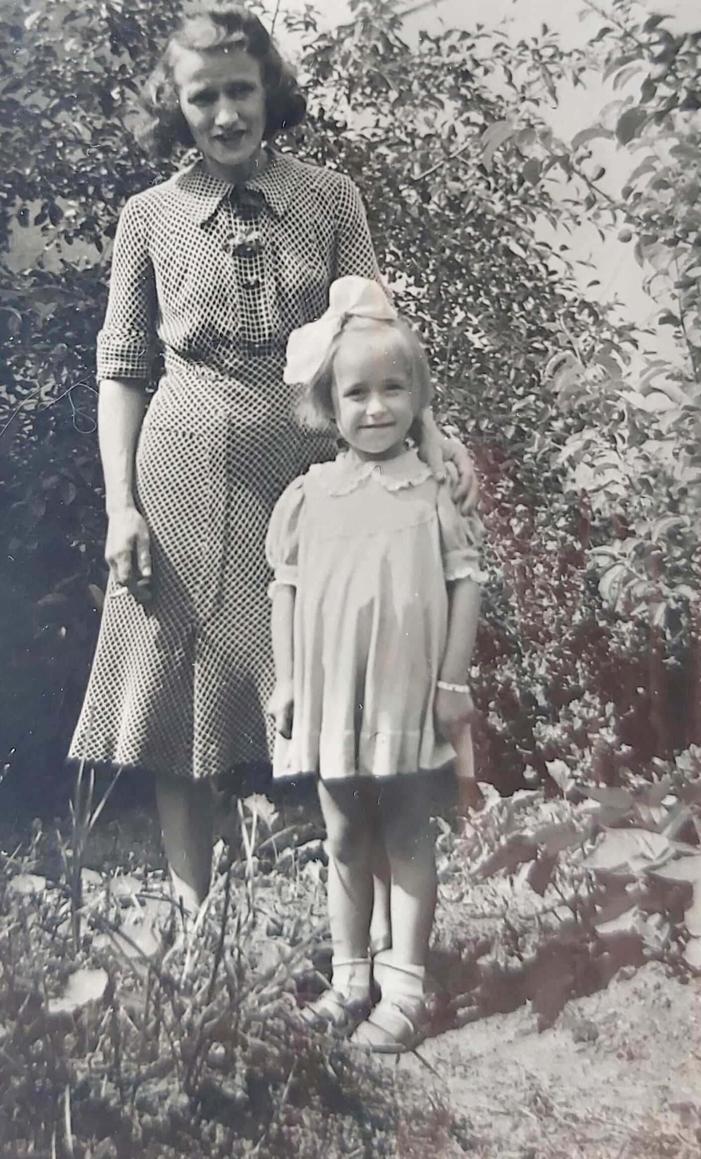 W ogródku z ciocią Helą W ogródku z ciocią Helą