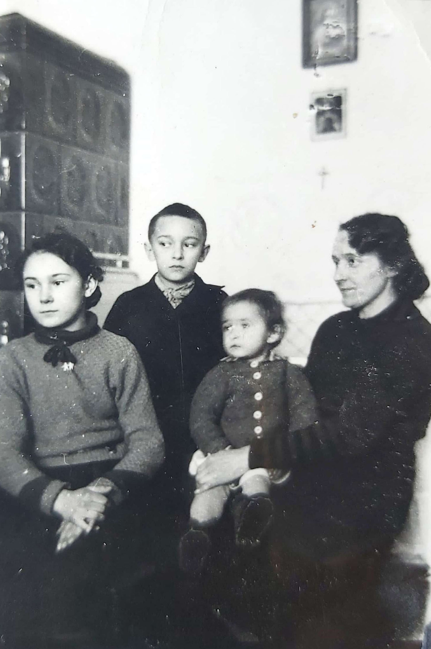 W mieszkaniu na Podczaszyńskiego. Mała Marysia z rodzeństwem i z mamą. Maria Kulig (Czerny)